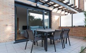 Ulia Apartments- Garden Boutique & 1 Free Parking Space